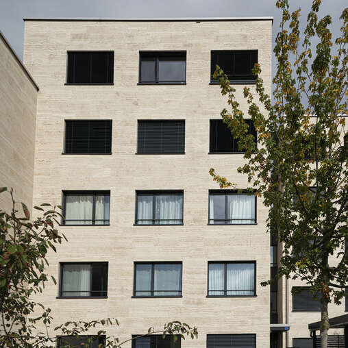 stoneface compact light Kompaktfassade mit Naturstein Travertin Romano Classico, offenporig