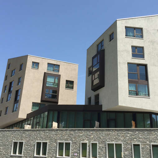 Stoneface KE Kompaktfassade mit Naturstein Gneis bruchroh