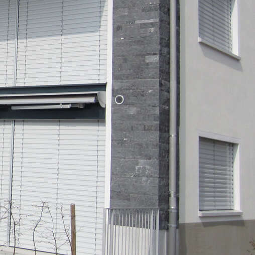 Sockelgeschoss Stoneface Naturstein Osernone geschliffen