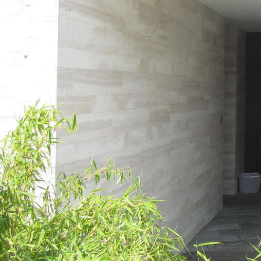 Sockelgeschoss Stoneface Naturstein Travertin geschliffen